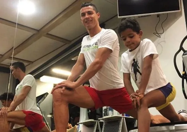 Ronaldo dạy con như thế nào